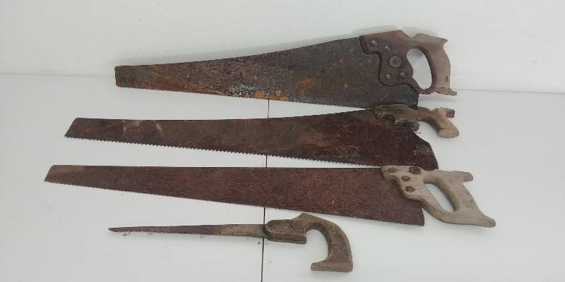 lot 12 image: Vintage Handsaw Set