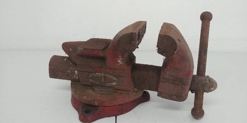lot 15 image: Vintage Bench Vice