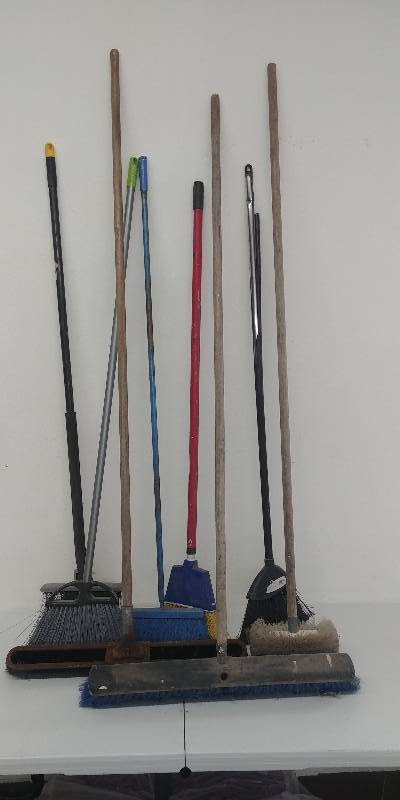 lot 22 image: Assorted shop brooms& brushes