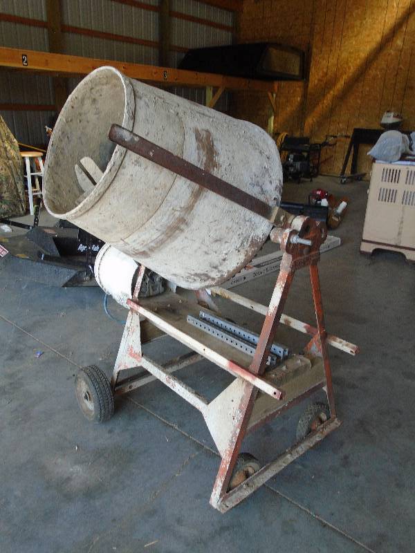 lot 7 image: Electric Cement Mixer