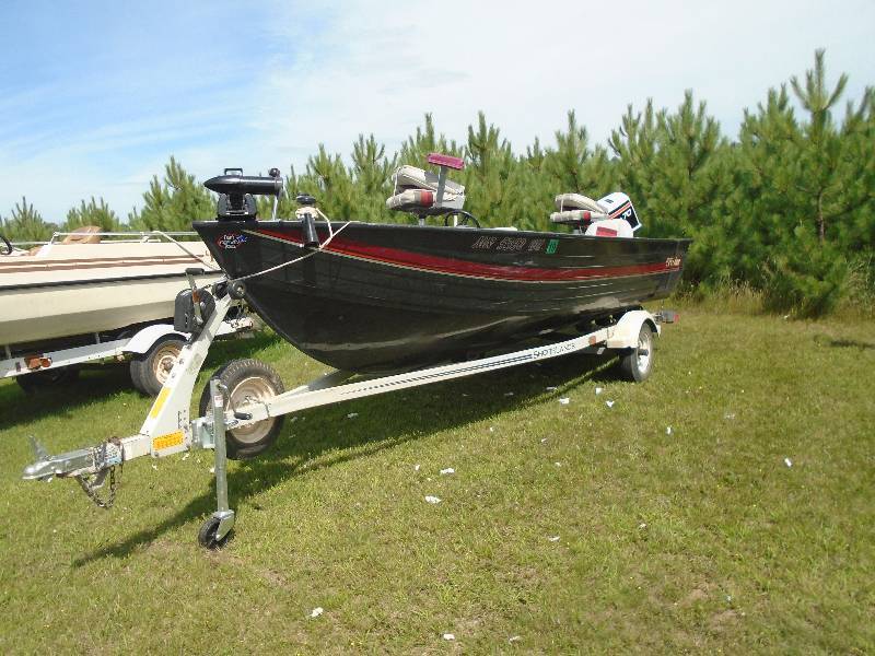 lot 2 image: 1988 Fisher Marine Boat