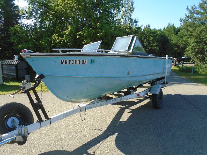 lot 1 image: 1975 Lund Fishing Boat