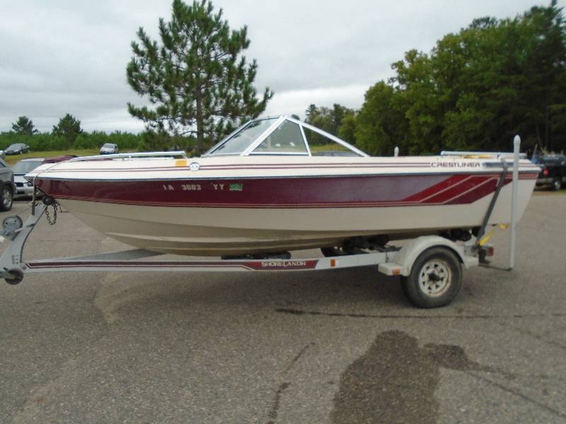 lot 4 image: 1989 Crestliner Boat