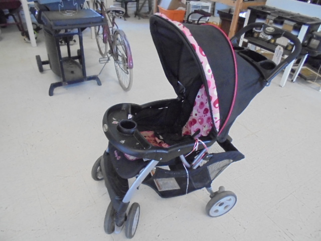 lot 33 image: Stroller