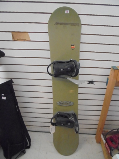lot 40 image: Snowboard