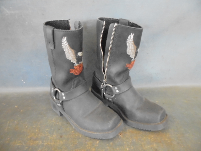 lot 45 image: Childs Harley Davidson Boots
