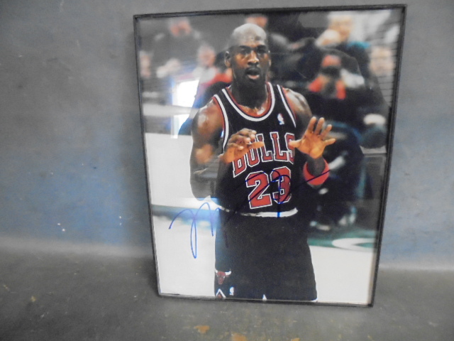 lot 7 image: Autographed Photo - Michael Jordan