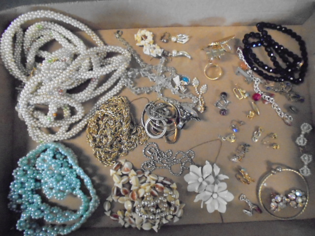 lot 19 image: Miscellaneous Jewelry