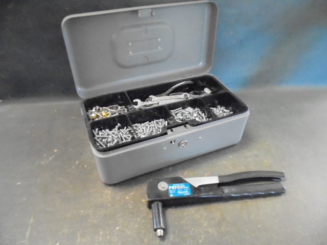 lot 73 image: Metal Box with Miscellaneous Screws and Rivetool