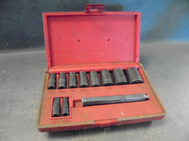 lot 80 image: Hole Punch Kit