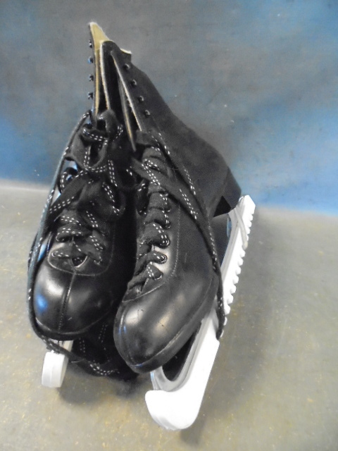 lot 96 image: Riedell Ice Skates with Guards