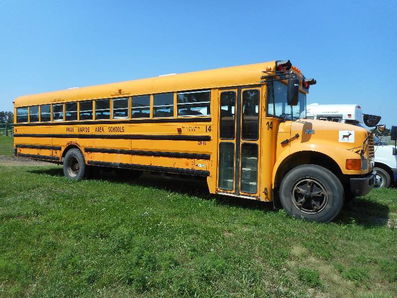 lot 3 image: 2000 International School Bus