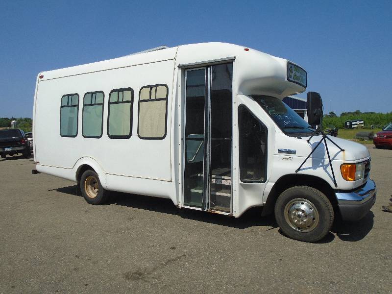 lot 1 image: 2006 Ford Commercial E350 Van  Bus