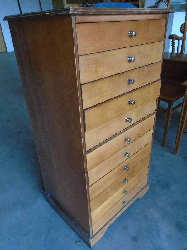 lot 19 image: Chest of Drawers