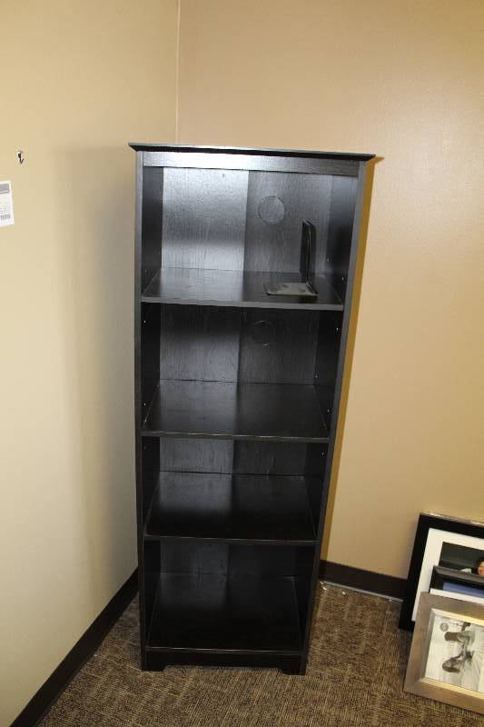lot 327 image: Bookshelf w 3-Shelves