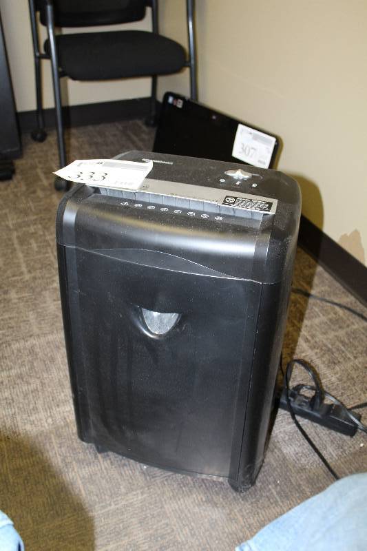 lot 333 image: Amazon Basics Paper Shredder
