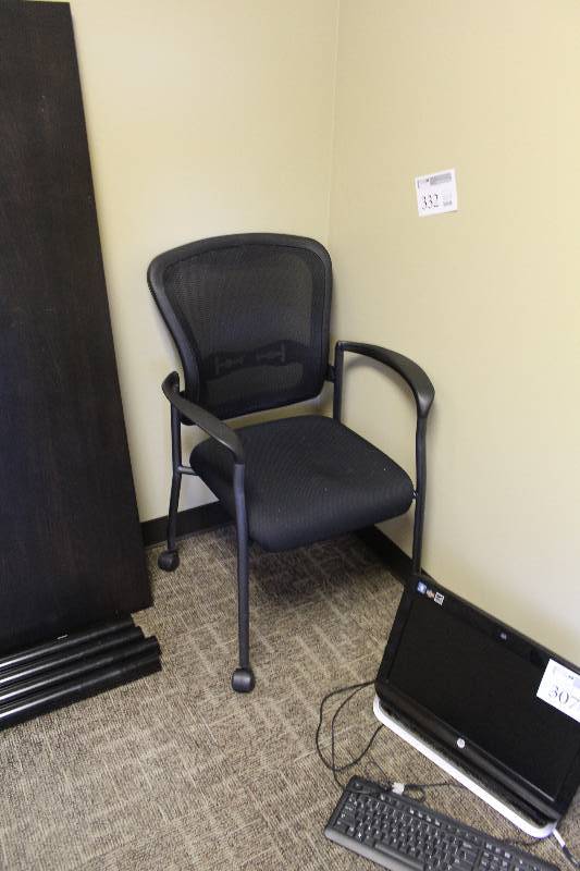 lot 332 image: Lot of (2) Rolling Office Chairs