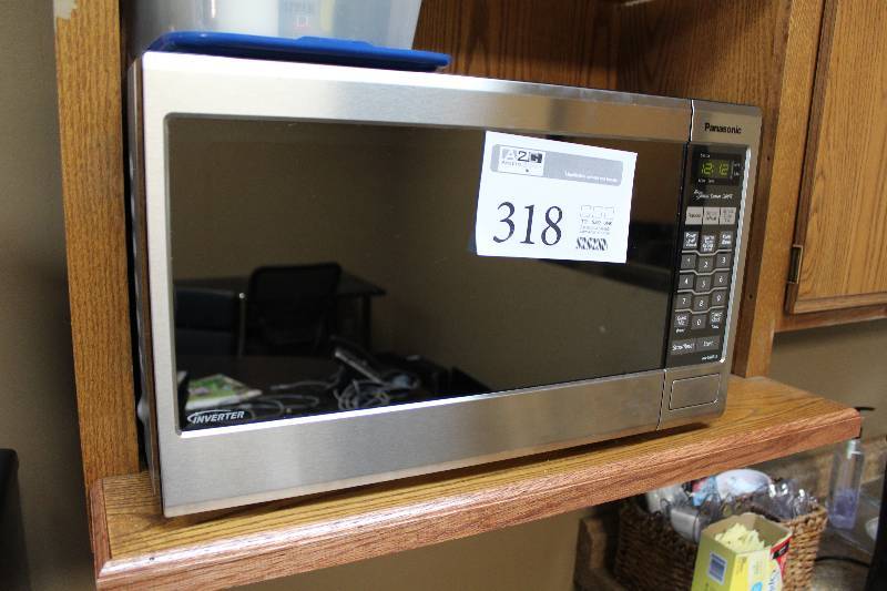 lot 318 image: Panasonic Microwave Oven