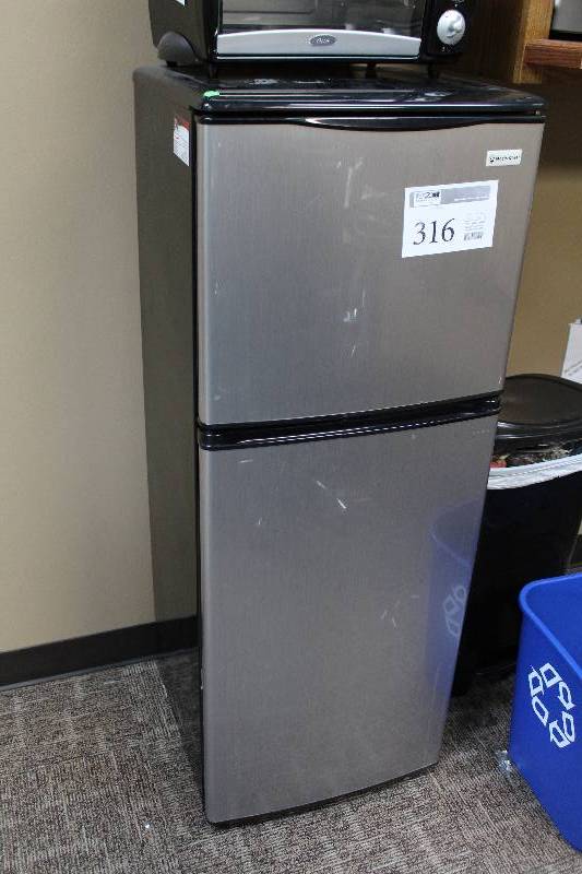 lot 316 image: Magic Chef Refrigerator Freezer