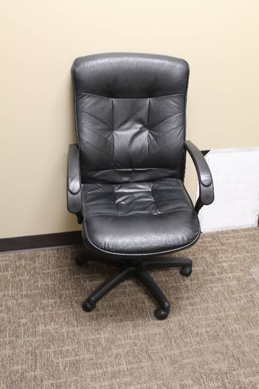 lot 369 image: Rolling Office Chair, Carpet Protector