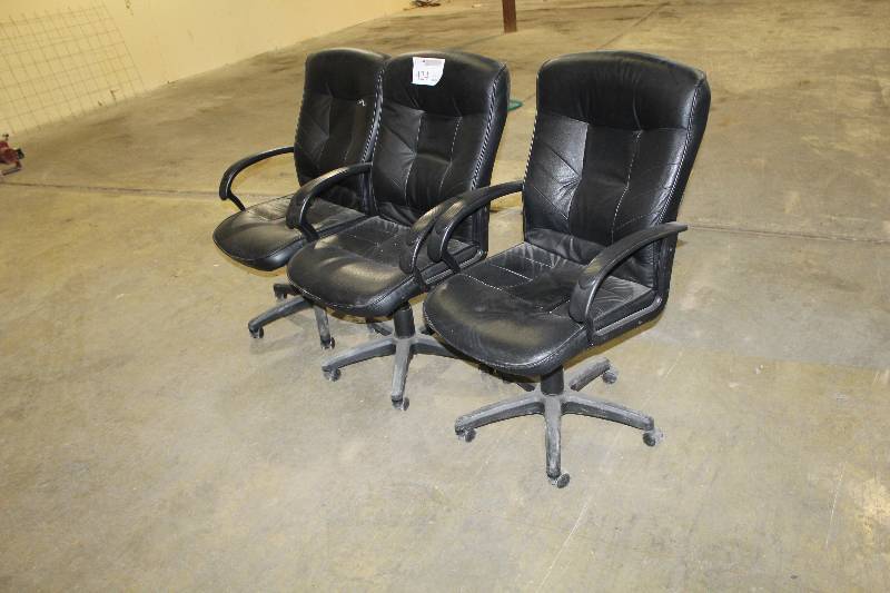 lot 424 image: Lot of (3) Rolling Office Chairs