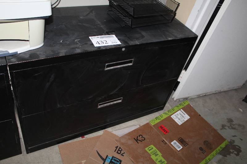 lot 432 image: 2-Drawer Metal Lateral File Cabinet
