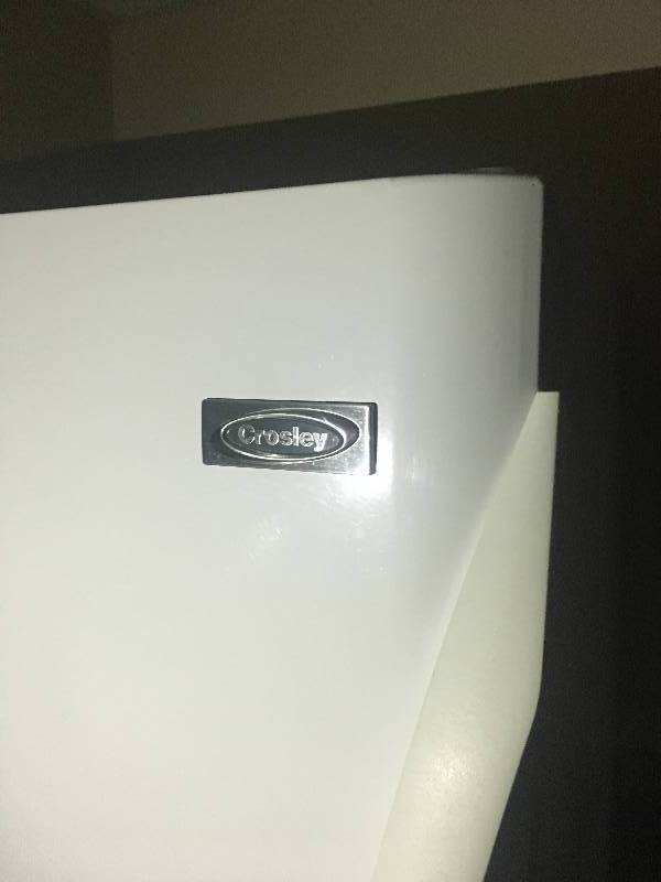 lot 21 image: REFRIGERATOR AND MICROWAVE IN BREAK ROOM