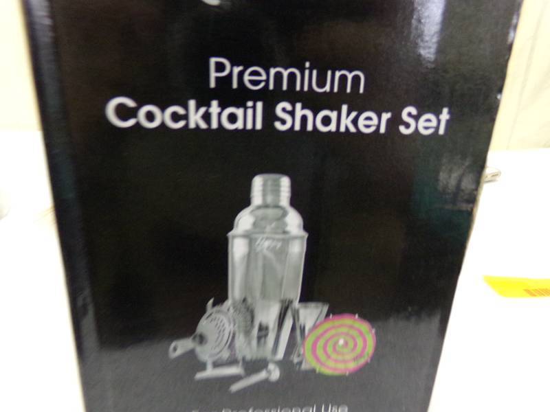 lot 546 image: MARTINI SHAKER SET