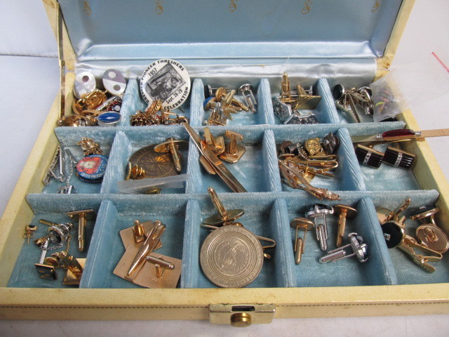 lot 47 image: Nice Estate Lot of Vintage Mens Accessories etc