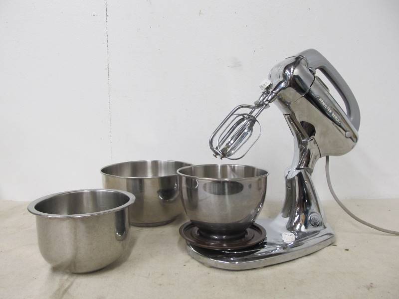 lot 38 image: Vintage Chrome HAMILTON BEACH Mixer wBowls