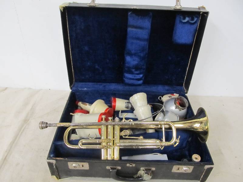 lot 50 image: Old Vintage SELMER Trumpet wMany Accessories