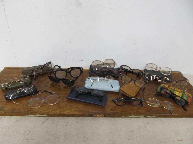 lot 73 image: Large Lot of Vintage Eyeglasses