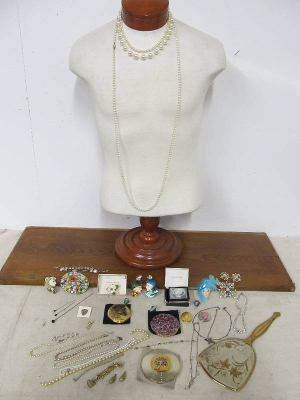 lot 74 image: Lot of Assorted Costume Jewelry etc