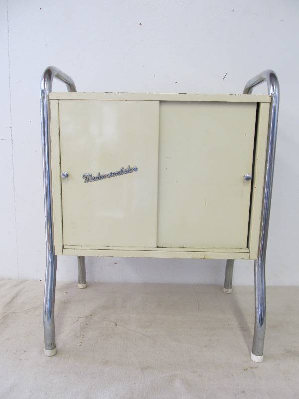 lot 79 image: Vintage Mid Century MEDCO-SONLATOR Medical Cabinet