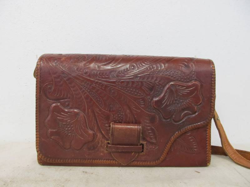 lot 94 image: Vintage Hand Tooled Leather PurseBag