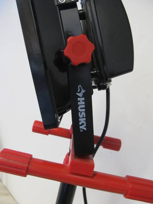 lot 183 image: Working HUSKY Construction Light wStand