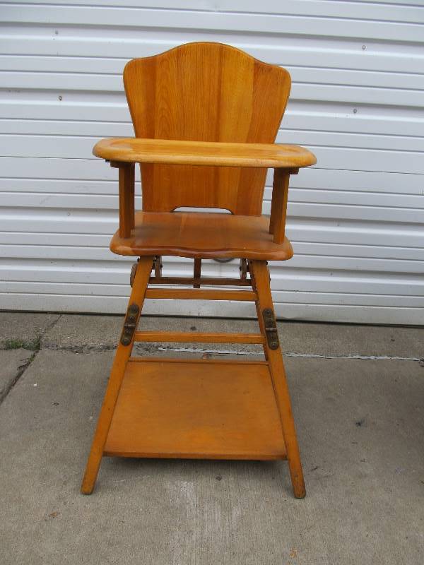 lot 110 image: Vintage Birds Eye Maple High Chair