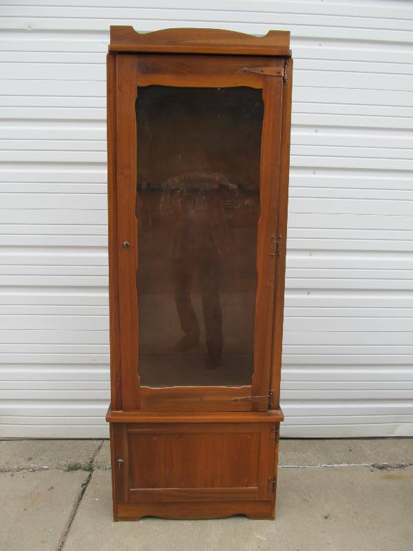 lot 111 image: Quality Lighted Wooden Gun Cabinet