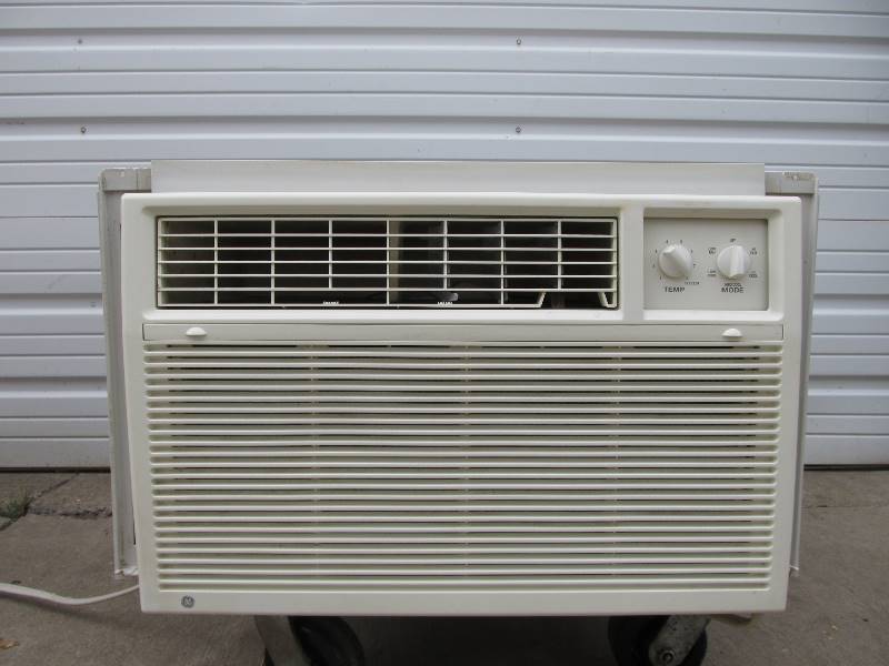 lot 130 image: Large WORKING Window Unit Air Conditioner.