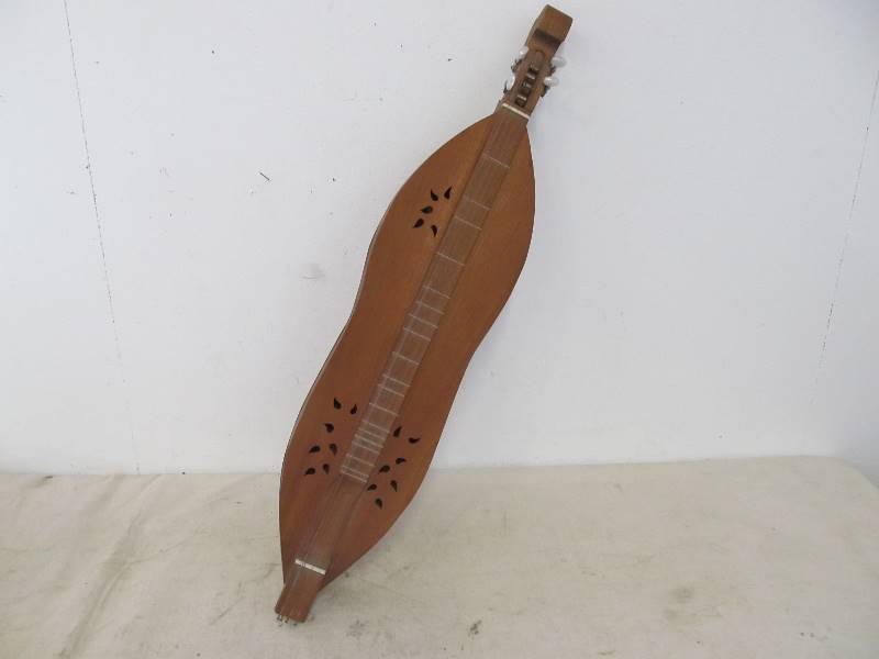 lot 140 image: Vintage Hand Made Dulcimer