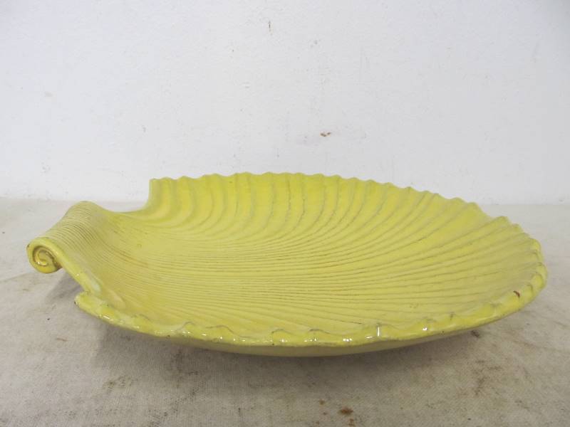 lot 147 image: Mid Century Swedish Pottery HOGANAS Shell Form Serving Tray