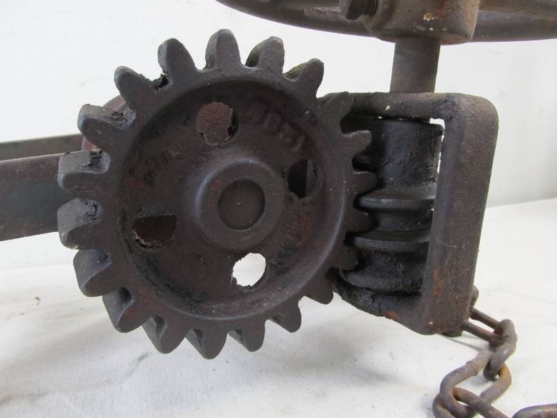 lot 55 image: Antique INTERNATIONAL HARVESTER Cast Iron Industrial Hoist
