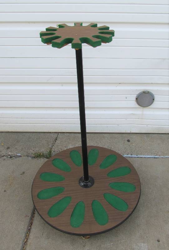 lot 150 image: Round Rolling Gun Display Rack