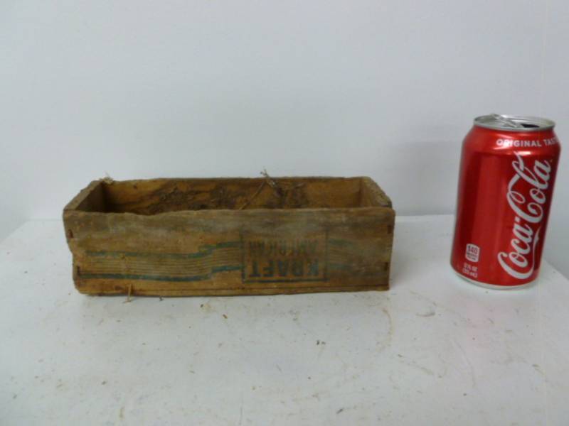 lot 7 image: Vintage Cheese Box