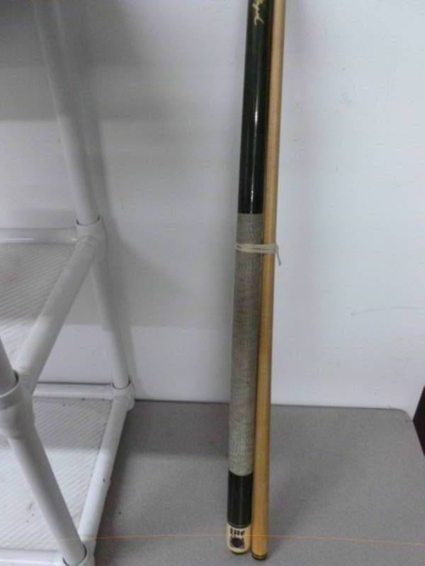lot 86 image: Pool Stick