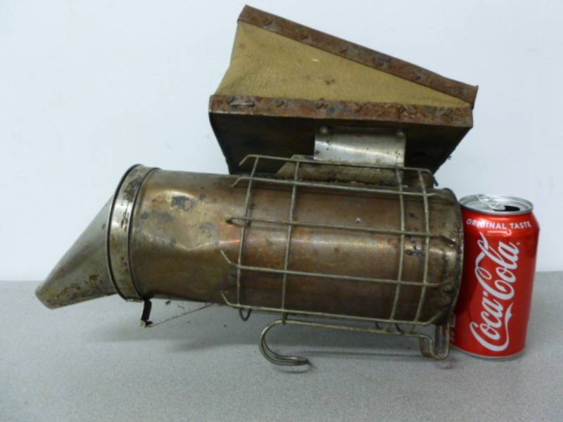 lot 114 image: Vintage Bee Duster