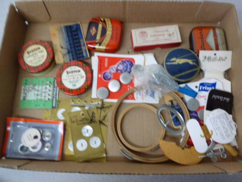 lot 123 image: Vintage Sewing Items