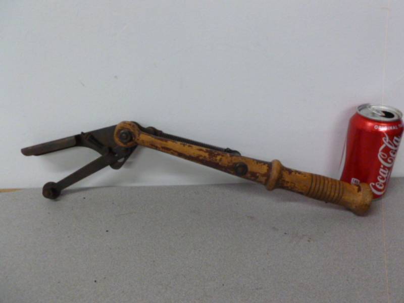 lot 125 image: Vintage Clay Pigeon Thrower