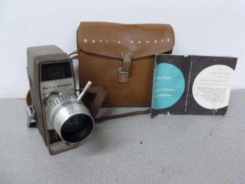 lot 128 image: Vintage Movie Camera