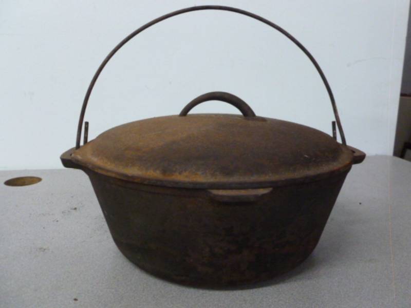 lot 145 image: Vintage Cast Iron Kettle